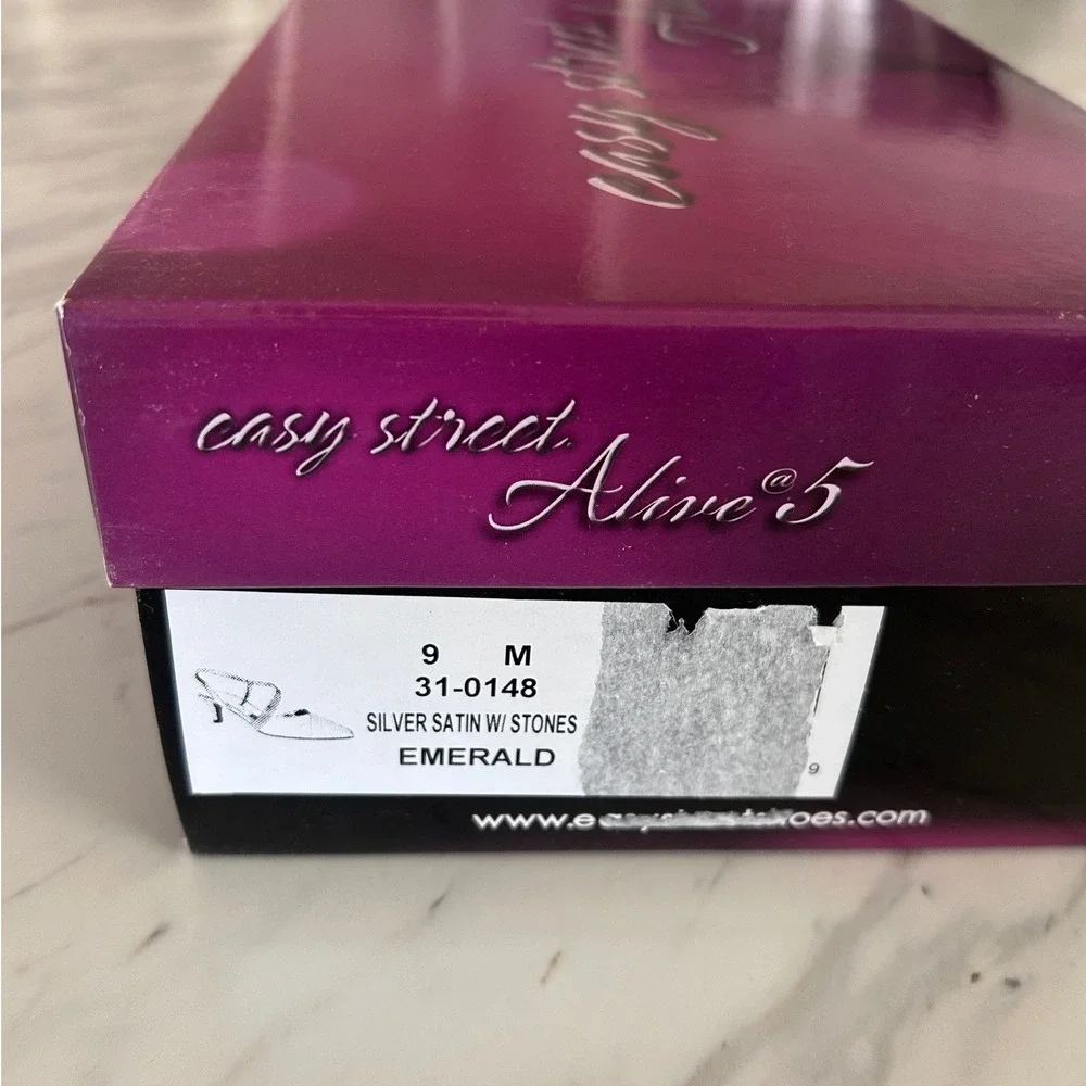 Easy Street Alive @ 5 Emerald‎ Silver Satin Slingback Pumps Heels 9M NEW